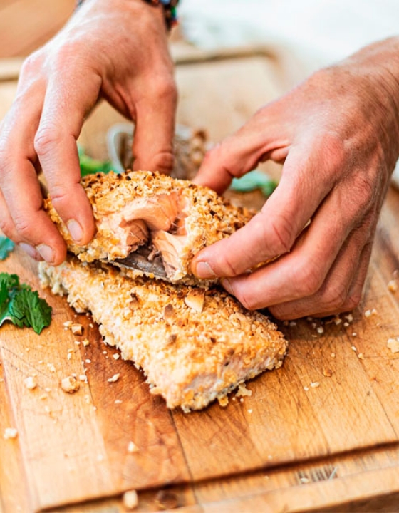 SALMÓN CRUJIENTE CON SALSA DE ALMENDRAS